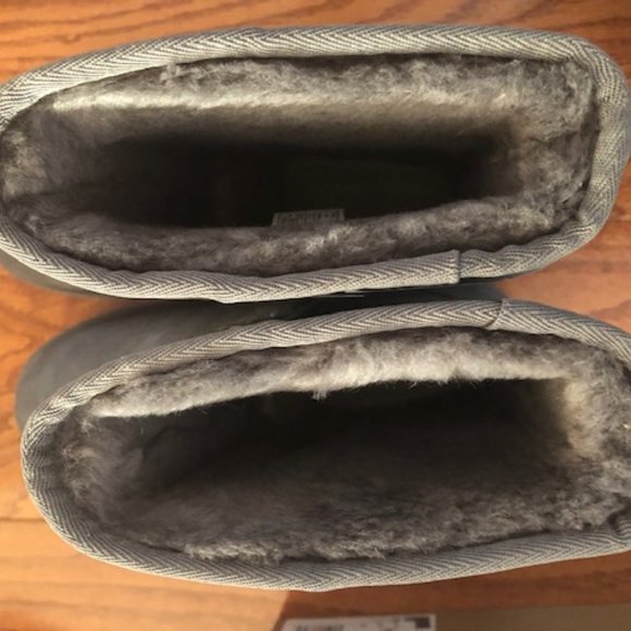 UGG short suede sheepskin stud II boot. Size: 8, 9 - Picture 7 of 15